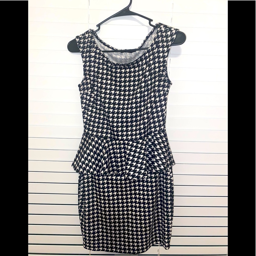 Cute classic houndstooth print. Wear with long sleeve shirt and leggings m.